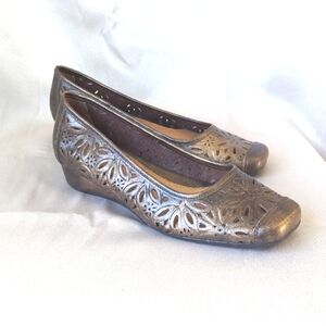 Nurture Shoes, Size 9, Cutout Leather Design, Cushion Insole Bronze Tone, Heeled